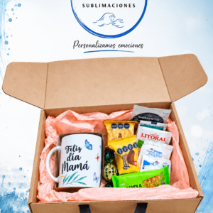 Caja abierta de regalo para el Día de la Madre con taza, infusiones y algo rico
